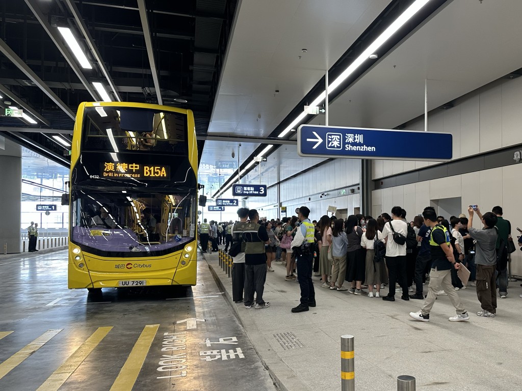 今次演練測試新皇崗口岸聯檢大樓與公共運輸交匯處的客流及車流整體管理。 今次演練測試新皇崗口岸聯檢大樓與公共運輸交匯處的客流及車流整體管理。