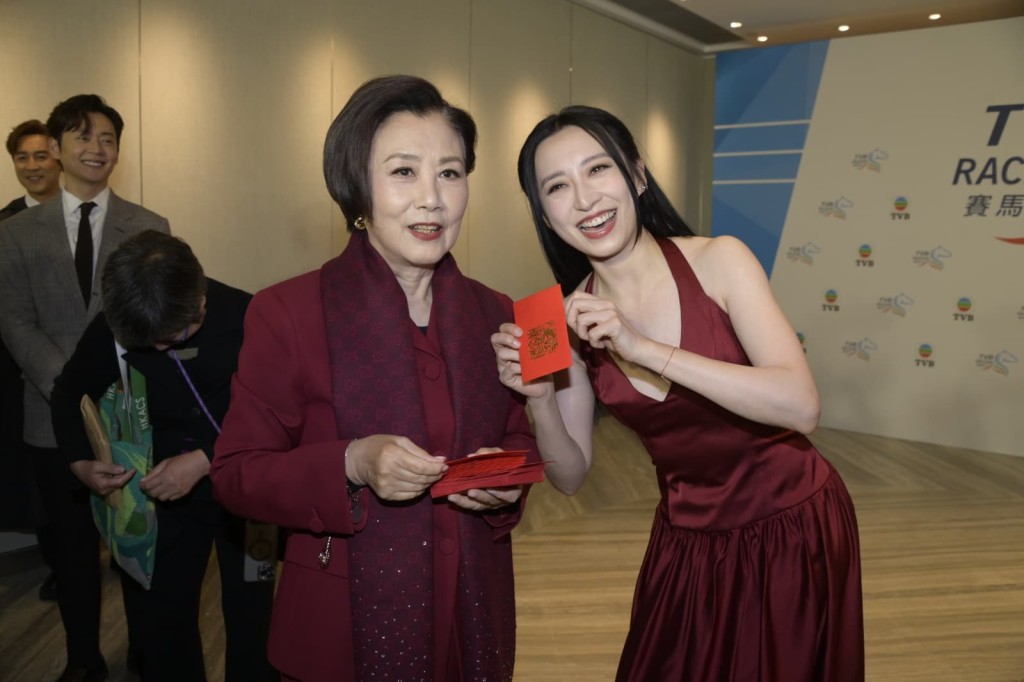 龔嘉欣收阿姐大利是。