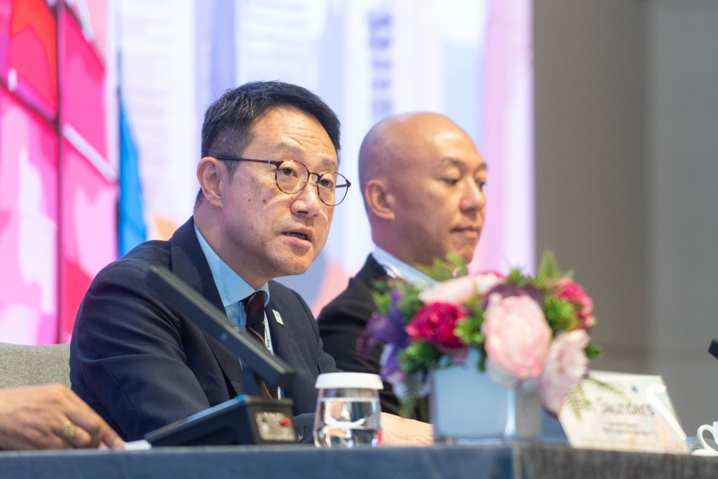 陳子達(左)在會議上致歡迎辭。 陳子達(左)在會議上致歡迎辭。