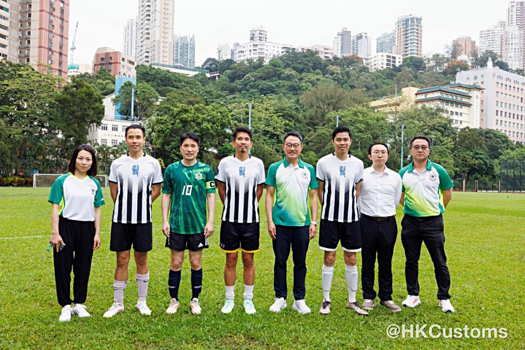 海關與律政司人馬在球場較勁。fb：香港海關