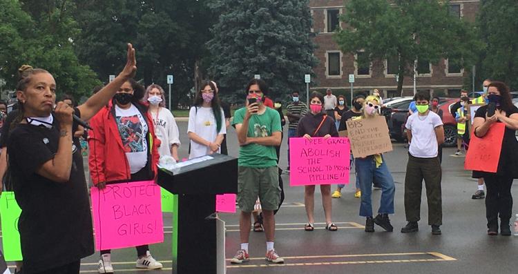 学生不满抗议。网图