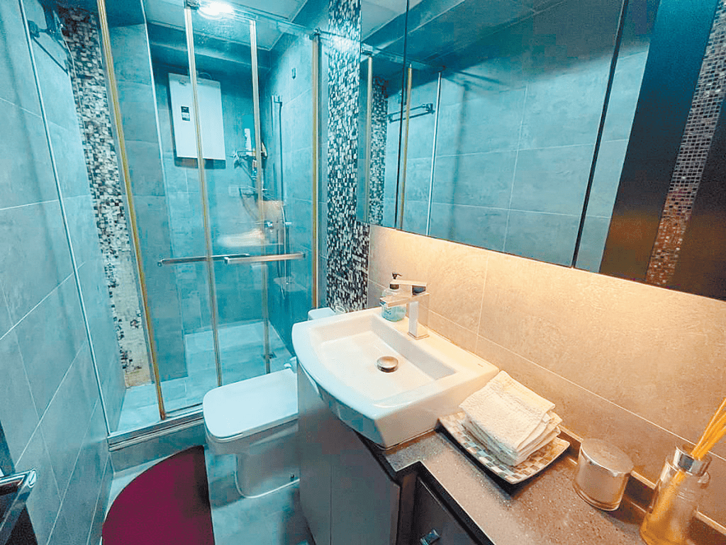 浴室有闊落鏡櫃，供住戶擺放洗漱用品。