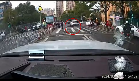 车CAM直击，白色宝马冲撞斑马线过马路学生。