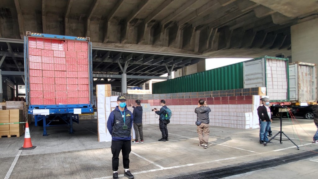 私煙分別收藏在兩個40呎長貨櫃內。林思明攝