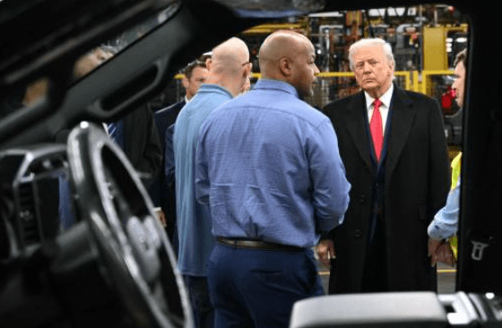 特朗普周二在密西根州視察福特（Ford）汽車工廠。法新社