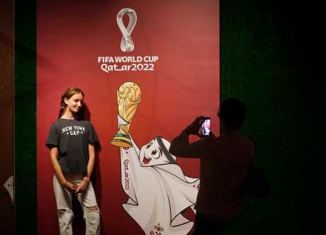 跟世界盃吉祥物的卡通肖像合照，幾近是到訪博物館時的「指定動作」。