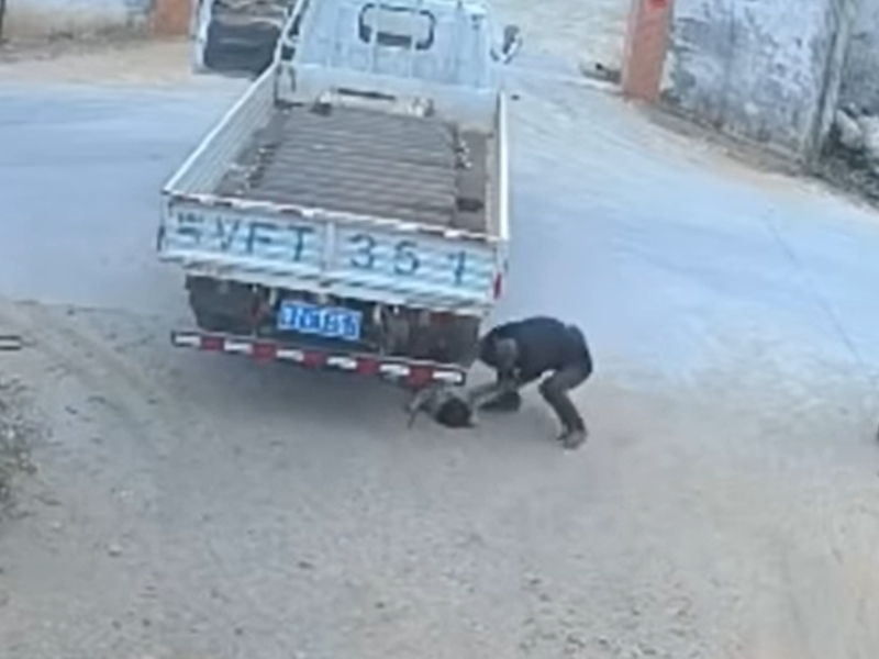 廣東女童遭貨車兩輾不治。視頻截圖