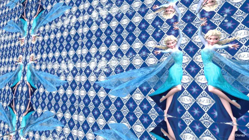 冰雪城堡的特製鏡房教人猶如置身夢幻場景，讓大家體驗三百六十度沉浸式視覺效果。