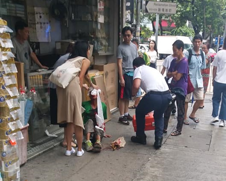 有好心的女途人用在助男子止血等候救援。圖:網民陳寶寶 香港突發事故報料區