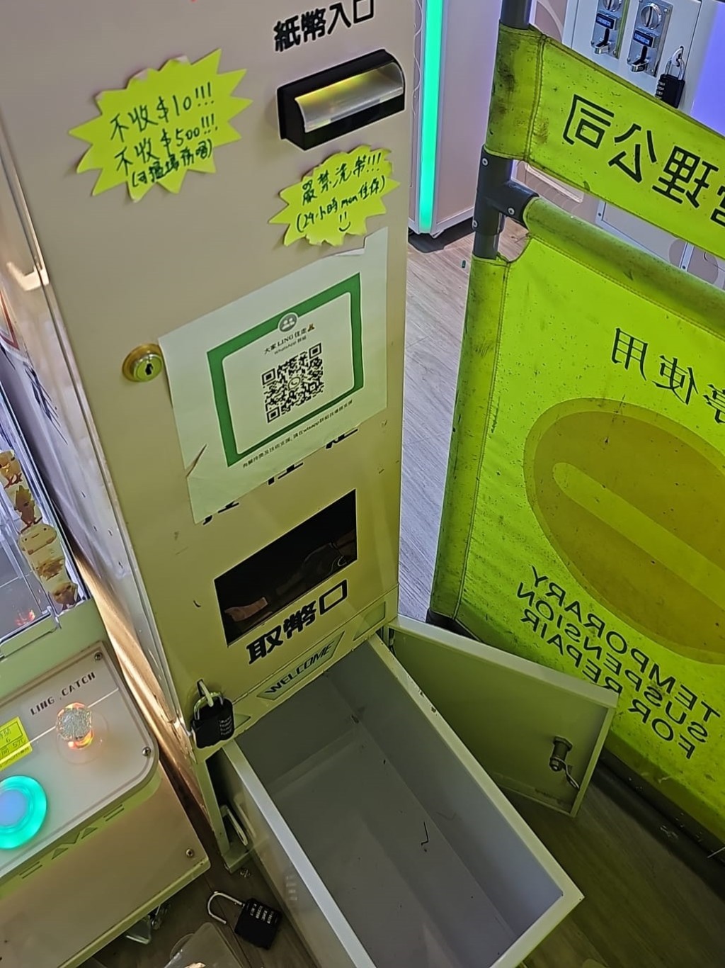 職員今早發現店舖遇竊，兌幣機下方存放紙幣的鐵箱被打開。受訪者提供