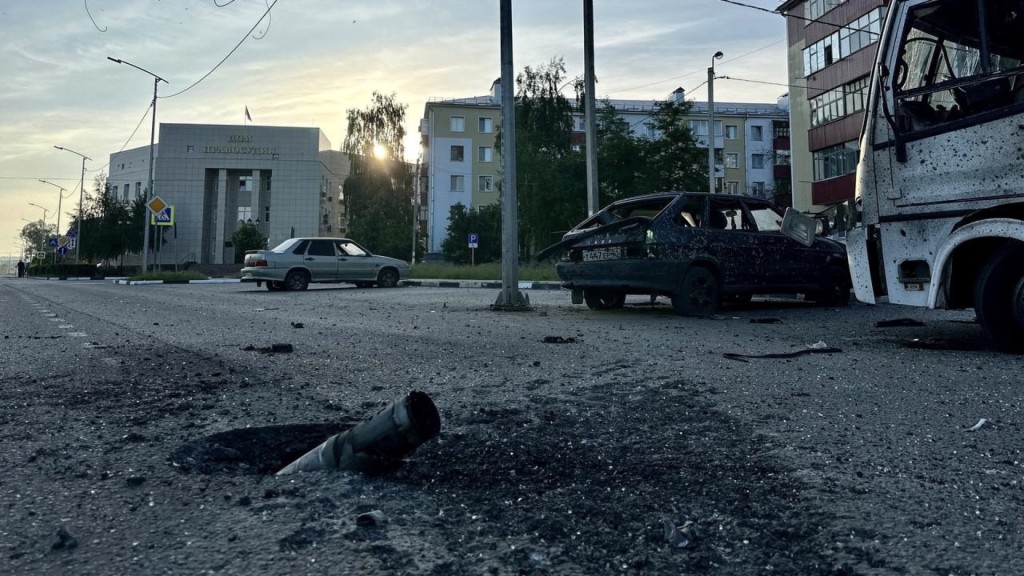 俄羅斯別爾哥羅德州（Belgorod）城鎮舍別基諾（Shebekino）遭炮擊，彈殼插在地上。 路透社