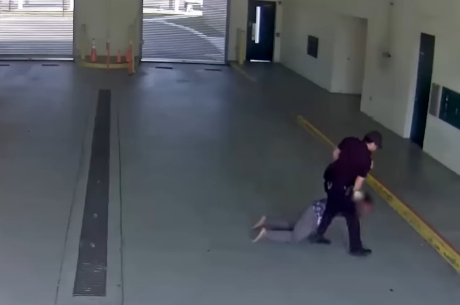 男警拖著女子走過停車場。網圖