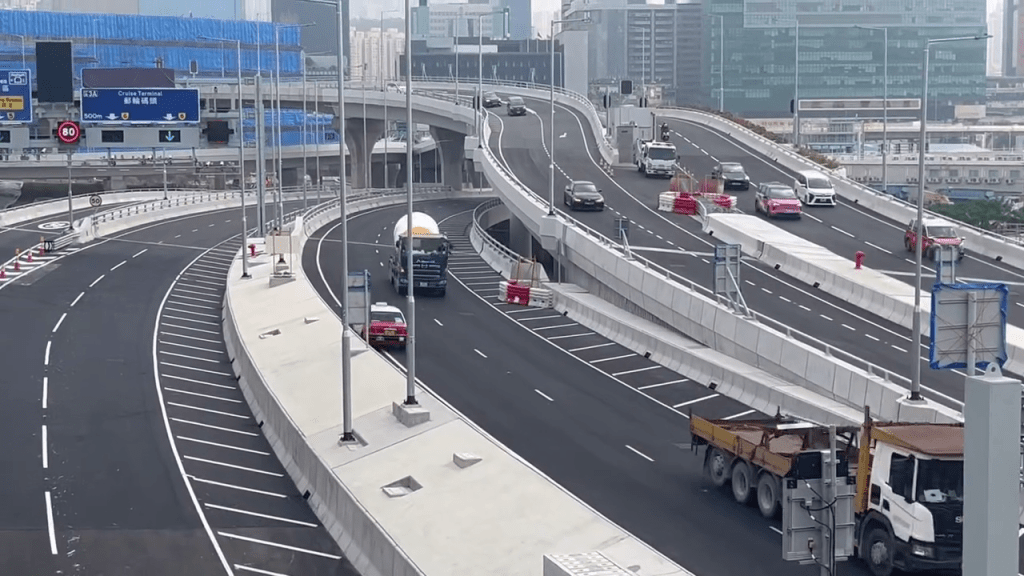 途經的重型車輛及時避開。
