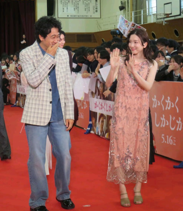 永野芽郁在首映禮上表現開心,看似未受醜聞影響。 永野芽郁在首映禮上表現開心,看似未受醜聞影響。