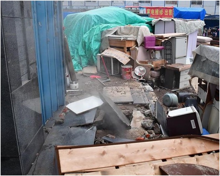 救援人员在热水管爆管现场勘察。新华社