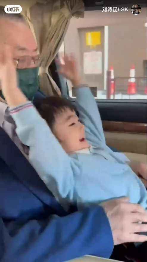 在车上刘诗昆更让女儿坐在大腿上。