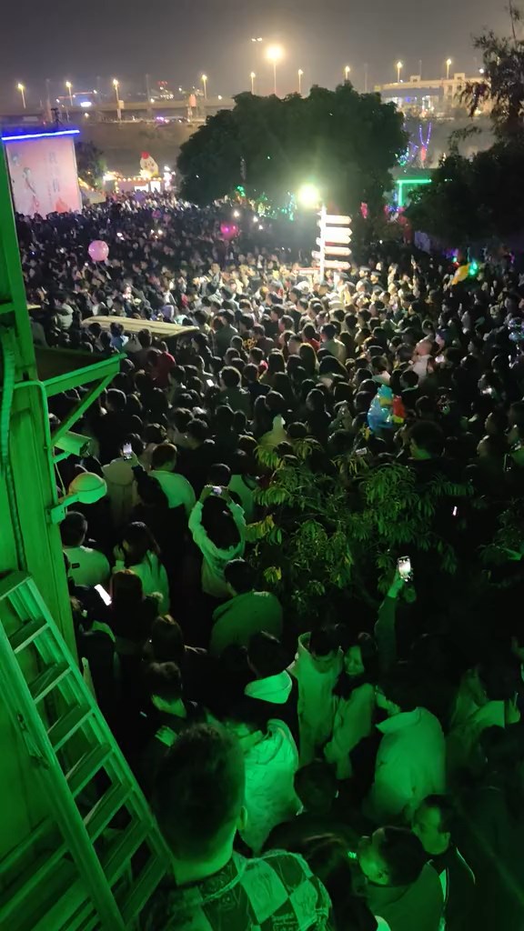 現場未有放煙花，民眾不滿鼓譟不滿。