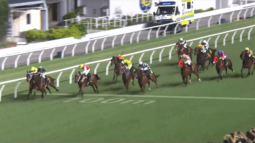 事發位置於終點前約100米位置。賽馬會網頁 事發位置於終點前約100米位置。賽馬會網頁
