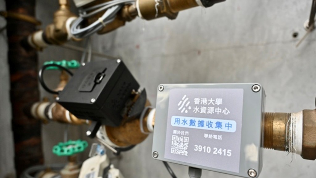團隊在參與用戶的水錶上，加裝高精準度的智能水錶讀錶器，透過人工智能系統分析用水數據。政府新聞處