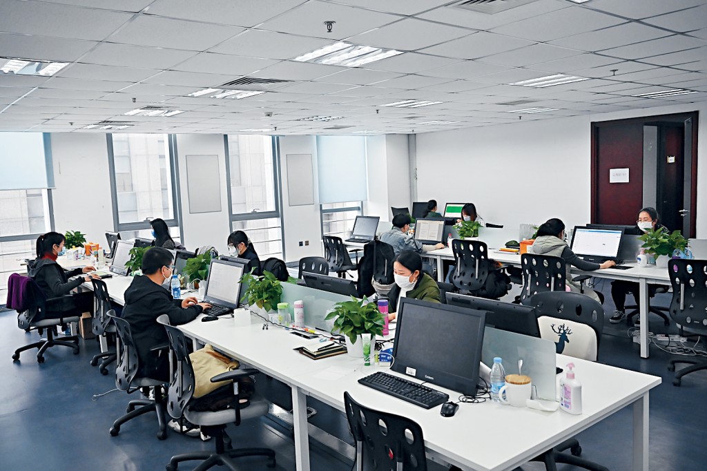 不少企業於疫下實施彈性工作安排，現時已恢復常規工作模式。