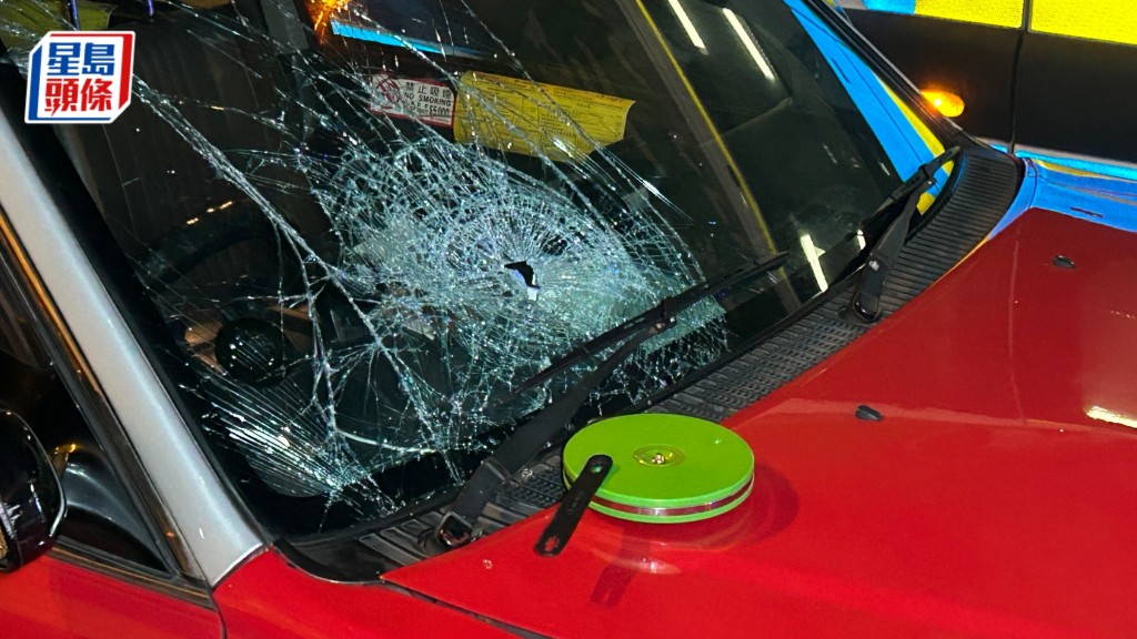的士車頭擋風玻璃破裂。