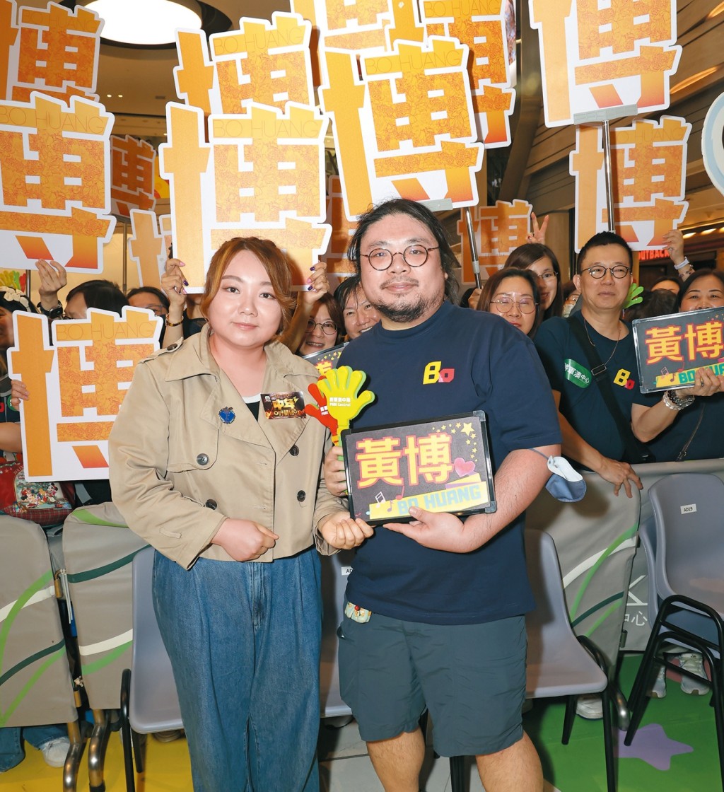 《中年好聲音3》冠軍黃博,自參賽以來一直有老公峰哥(右)陪伴。 《中年好聲音3》冠軍黃博,自參賽以來一直有老公峰哥(右)陪伴。