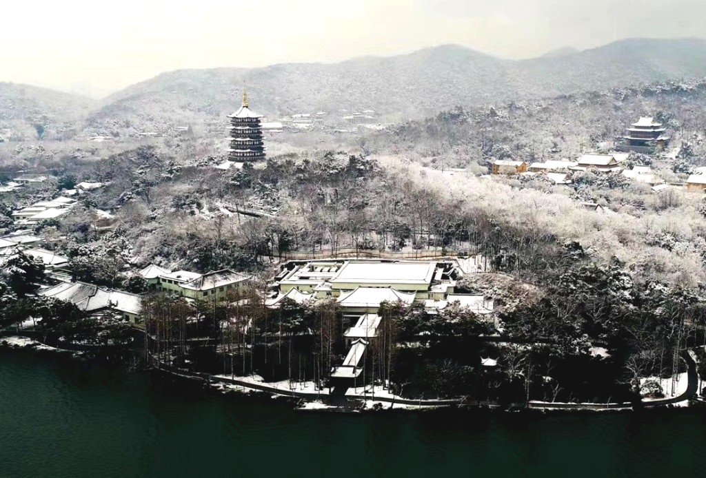 杭州西湖白雪紛飛。網上圖片