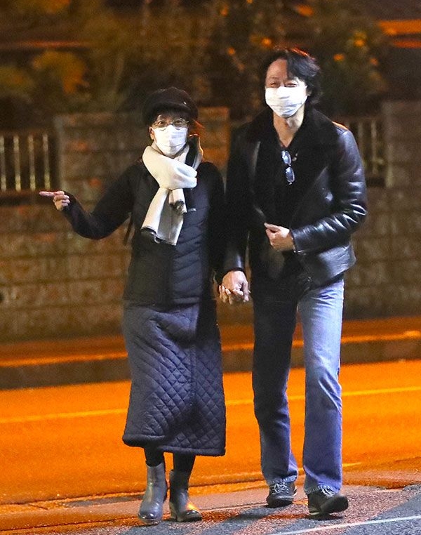 鈴木和喜多村偷食斷正。