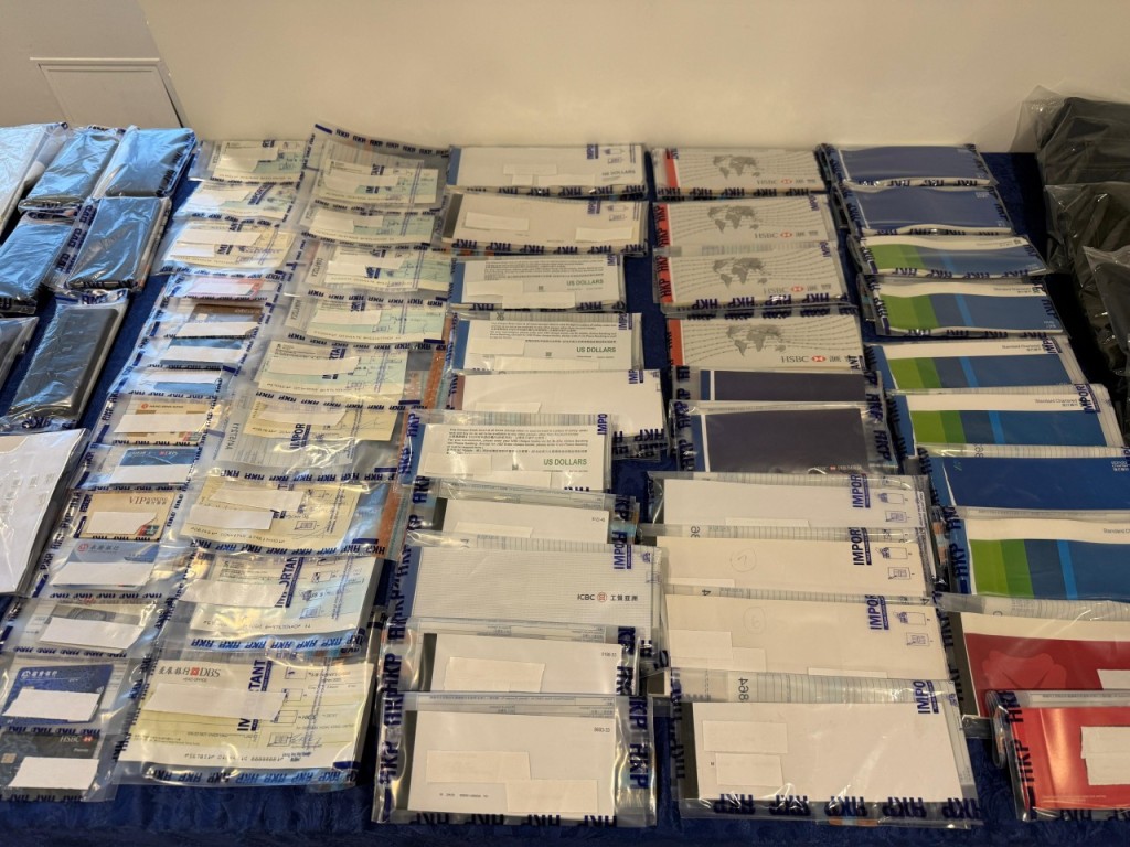 警方檢獲大量電話、電話卡、屬於他人的支票簿、銀行咭。 警方檢獲大量電話、電話卡、屬於他人的支票簿、銀行咭。