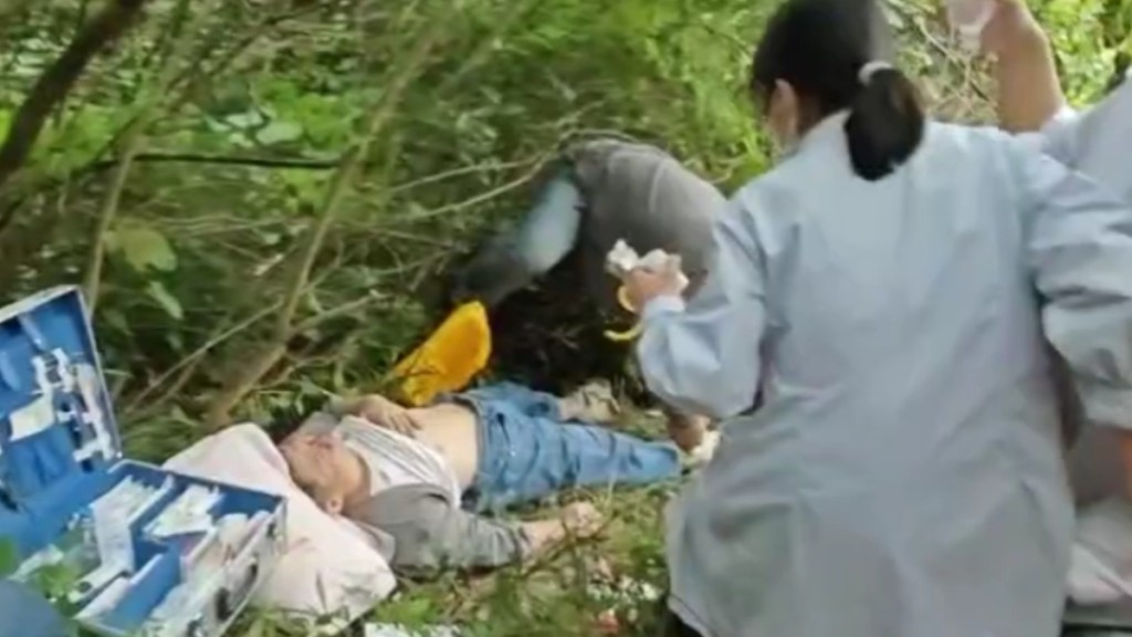 廣西柳州一家拜山,撬動樹根致岩石滾落。