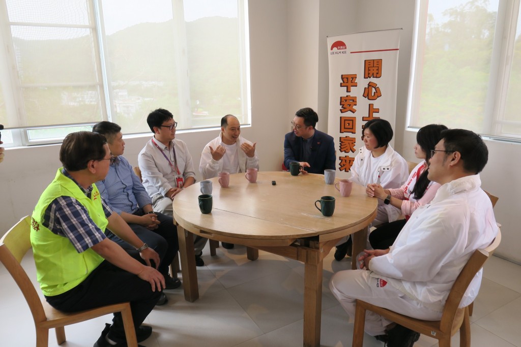 何啟明到大埔一間醬料廠和油塘一間曲奇餅廠探訪及慰問工友。