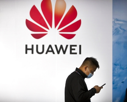 英國政府宣布明年9月起，當地電訊公司不得安裝新的華為5G網絡設備。AP圖片