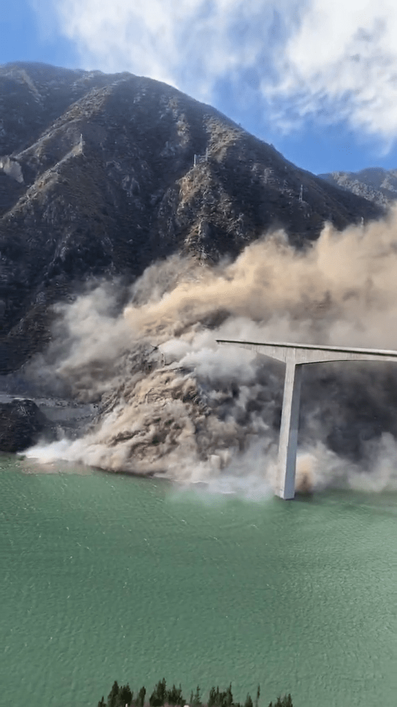 四川阿壩紅旗特大橋垮塌。