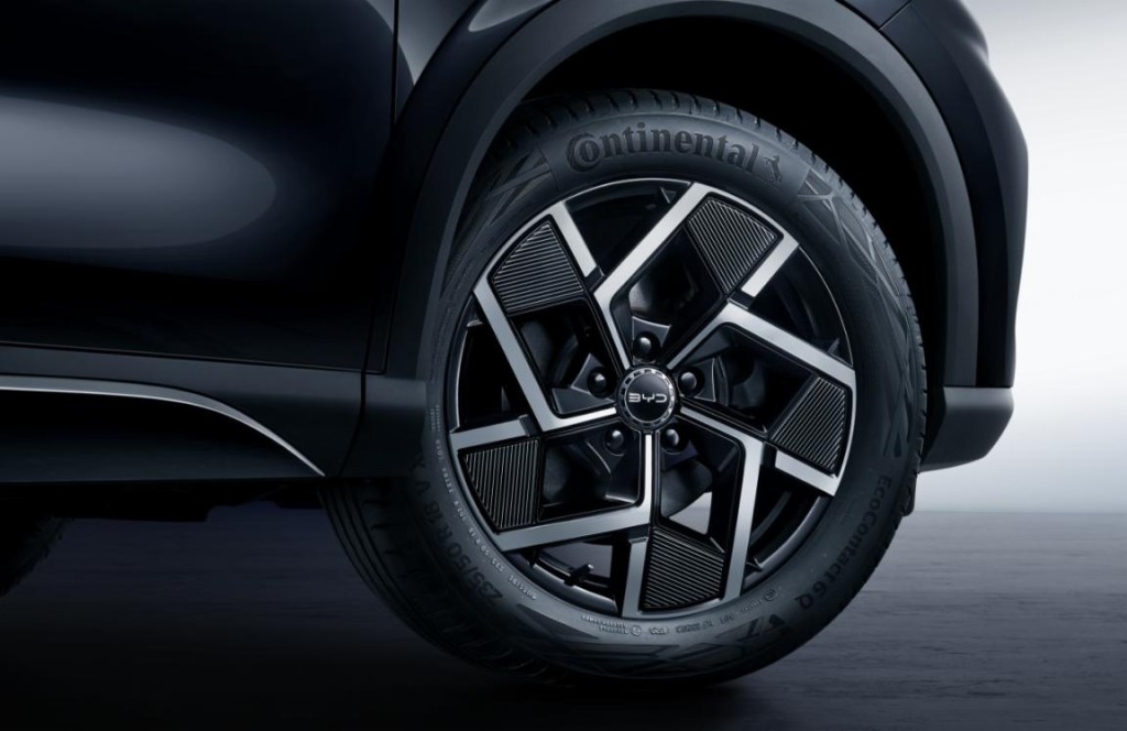 2024款比亞迪BYD Atto 3新版沿用18吋合金輪圈，但輪胎已升級至馬牌的235/50 R18配搭，以強化操控表現與提升行車舒適度。