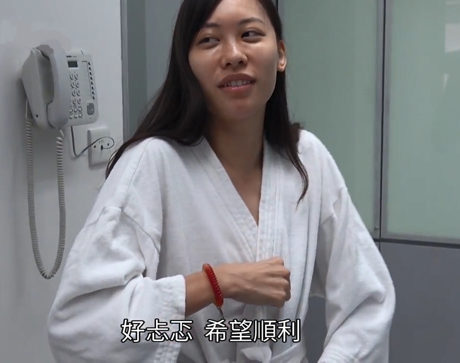 網上更流傳Adora隆胸前後的短片。