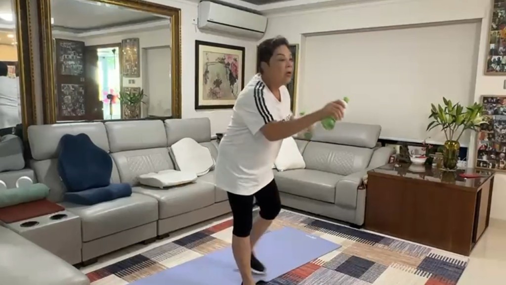 肥媽跟隨節奏踏步,動作靈活,完全不似72歲。 肥媽跟隨節奏踏步,動作靈活,完全不似72歲。
