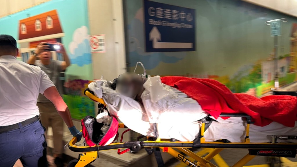 一名女子面部燒傷,被送往伊利沙伯醫院救治。 一名女子面部燒傷,被送往伊利沙伯醫院救治。