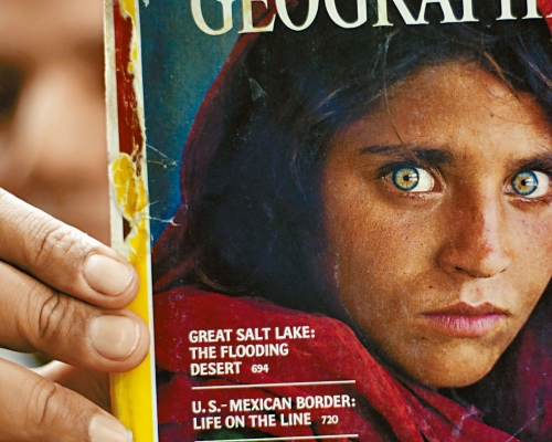■《國家地理》雜誌封面上的「阿富汗綠眼女子」古拉，旁為古拉二○一六年在阿富汗拍攝。