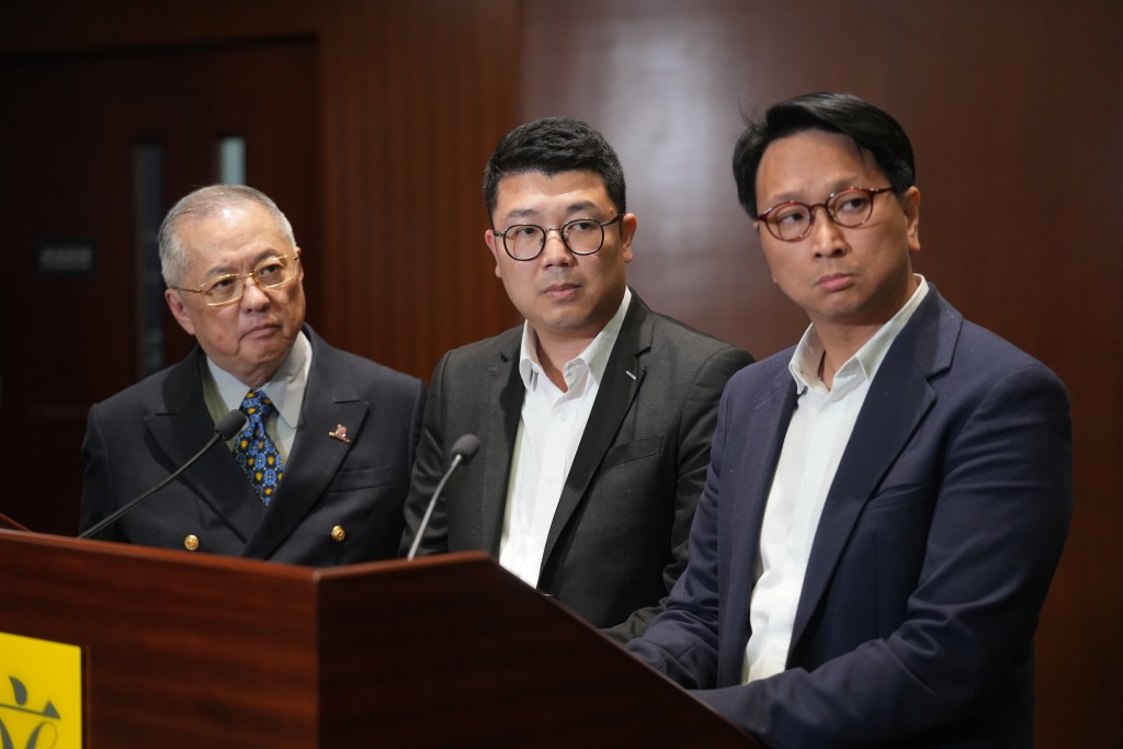 张宇人(左)指不便披露中大校董会决定解雇吴树培的细节。刘骏轩摄