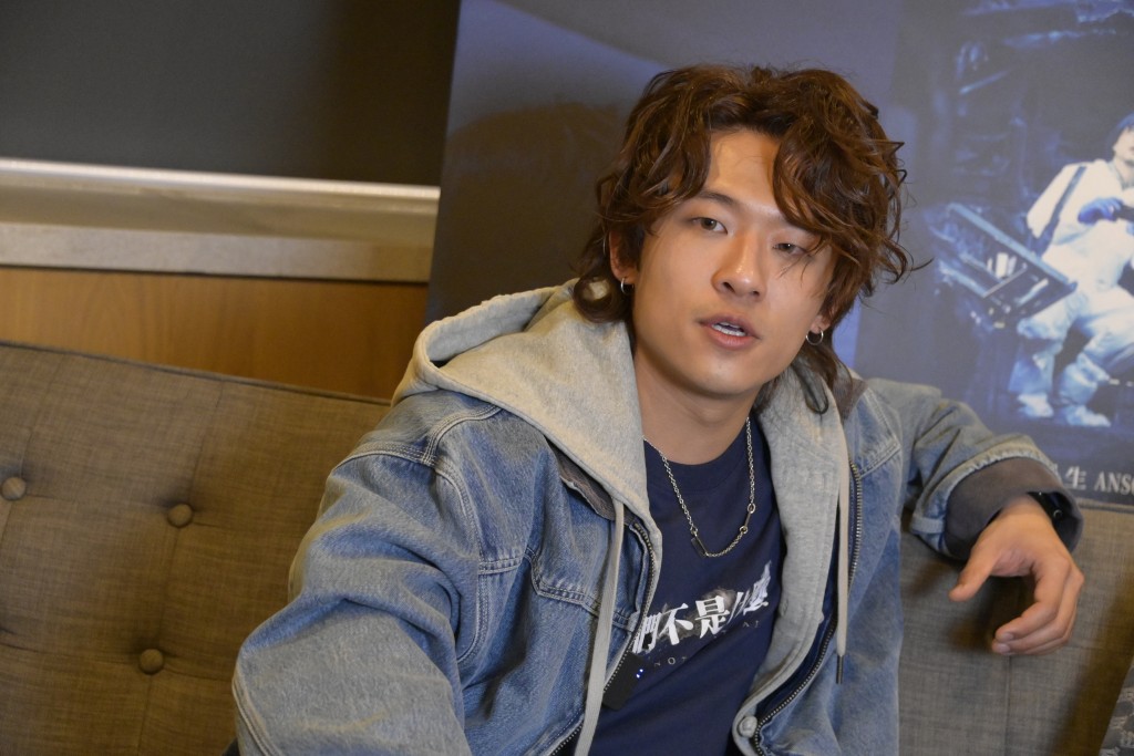 当埋位时拍亲热镜头时，没想像中困难，ANSONBEAN称如像比武。