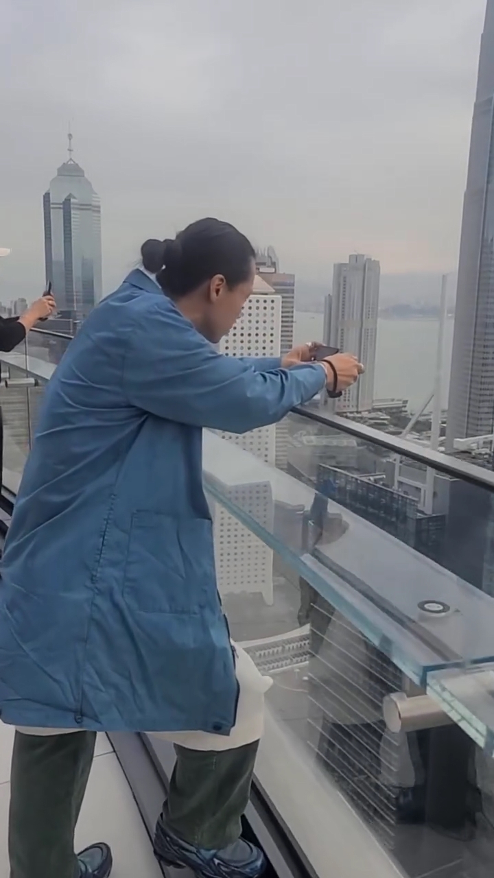 林嘉华的儿子林政峰撞样戴耀明。