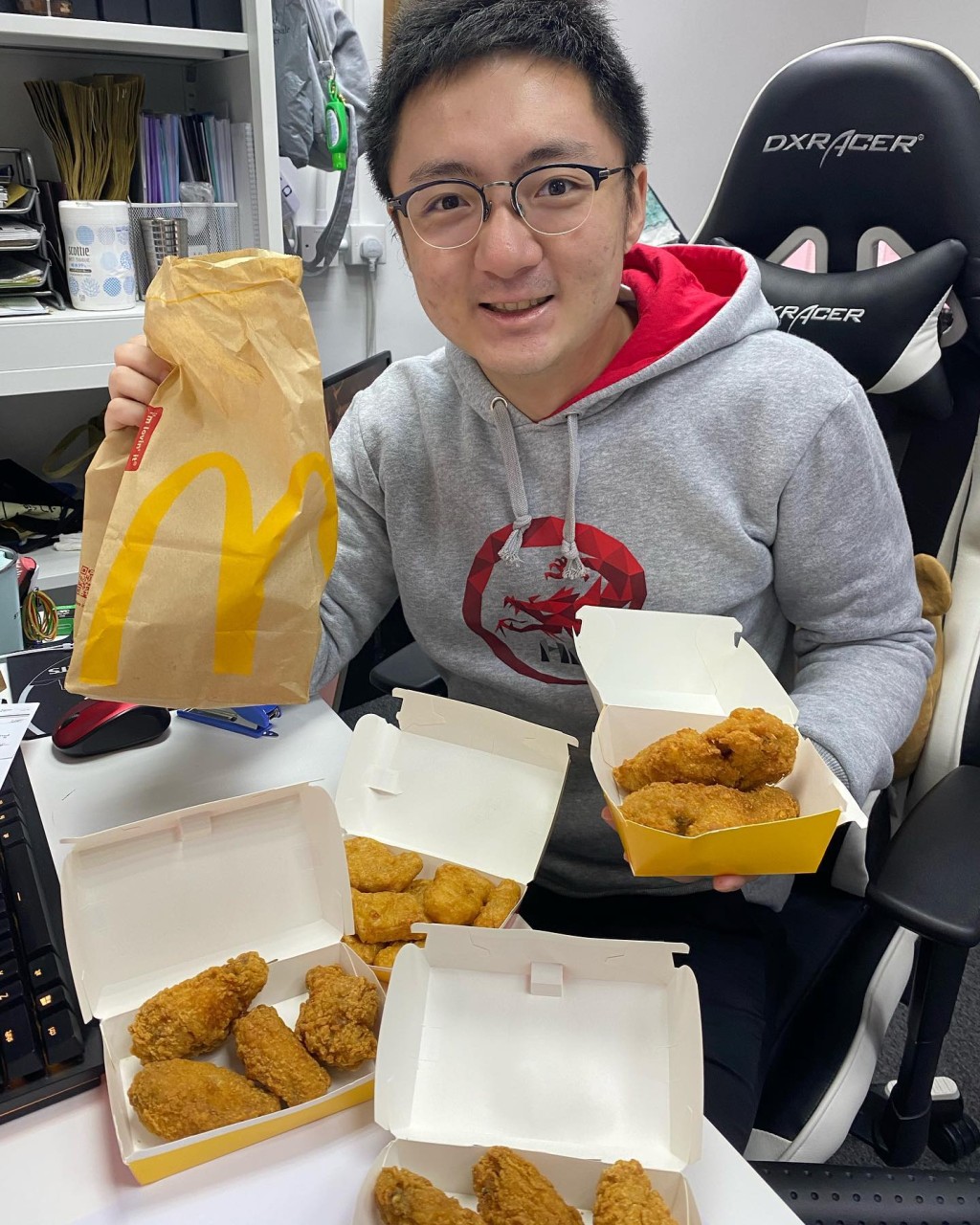 锺培生平日作风豪气高调，所以网友对于他也吃麦当劳感到惊讶。