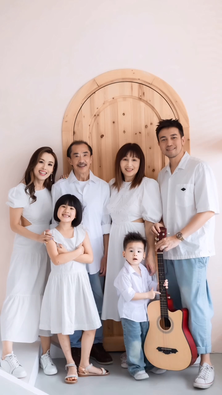 楊洛婷向爸爸承諾會好好照顧媽咪。 楊洛婷向爸爸承諾會好好照顧媽咪。