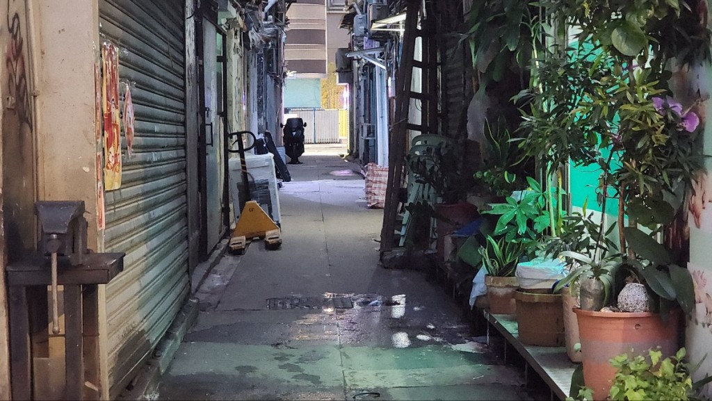 據了解,死者被發現倒卧在醫局街193A號對開後巷位置。黃文威攝 據了解,死者被發現倒卧在醫局街193A號對開後巷位置。黃文威攝