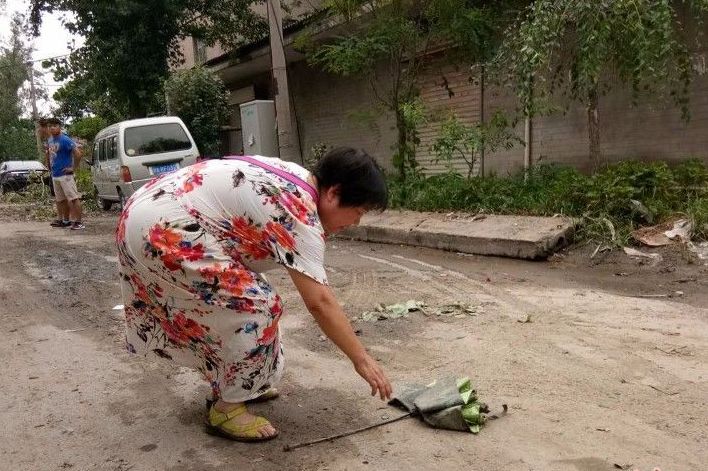 姚女士生前打的綠傘仍遺落在地上。