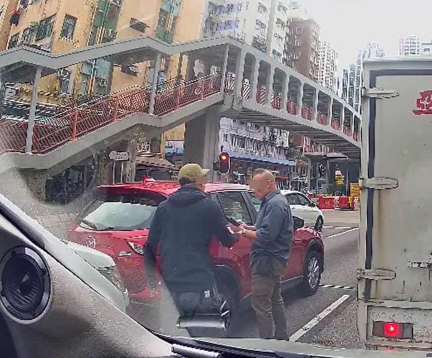 Cap帽男不滿灰衣男不斷責罵。fb車cam L（香港群組）影片截圖
