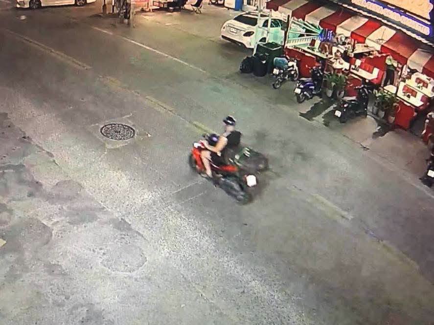 疑犯将行李箱装上电单车后座并骑车上路，一路被拍。 X
