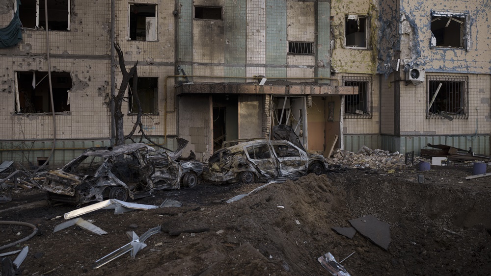 烏克蘭首都基輔某處受轟炸後的樣子。美聯社資料圖片