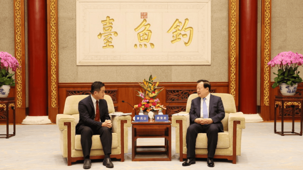 港澳辦主任夏寶龍(右)今早(12月4日)在北京會見特首政策組組長黃元山(左)一行。港澳辦網站圖片