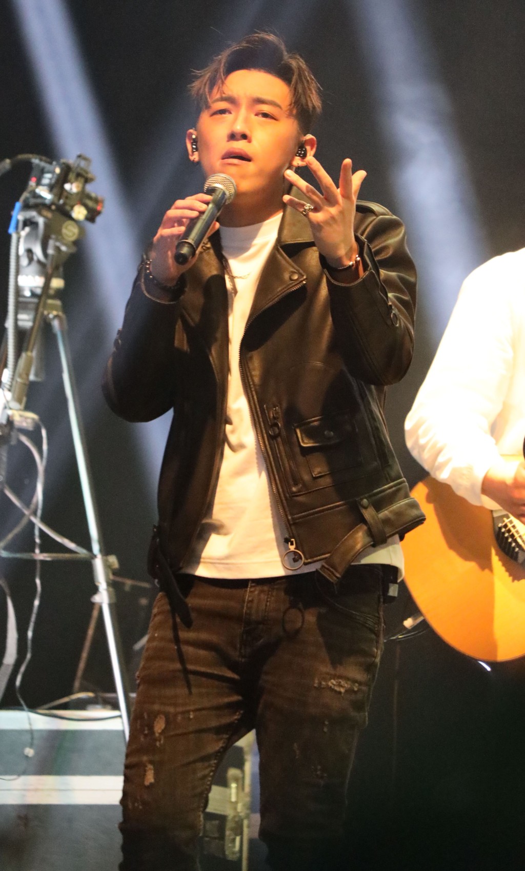 上月他应造星导师Miss Chan Chan(陈洁灵)邀请担任作品展《埋班作乐》嘉宾。